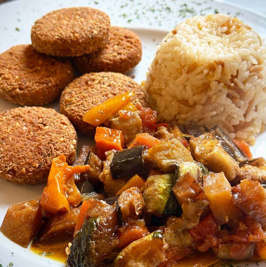 Falaffel mit Reis und Gemüse im Baskent Restaurant