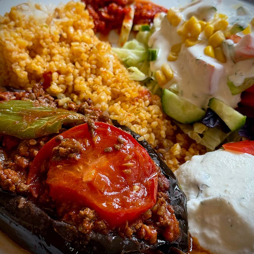 Gefüllte Aubergine - traditionelles Gericht im Baskent Restaurant