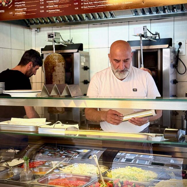 Inhaber Ali Basar am Dönerspieß